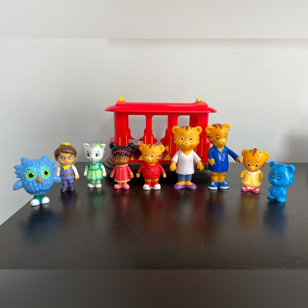 Daniel Tiger Pull Back and Go Trolley with friends